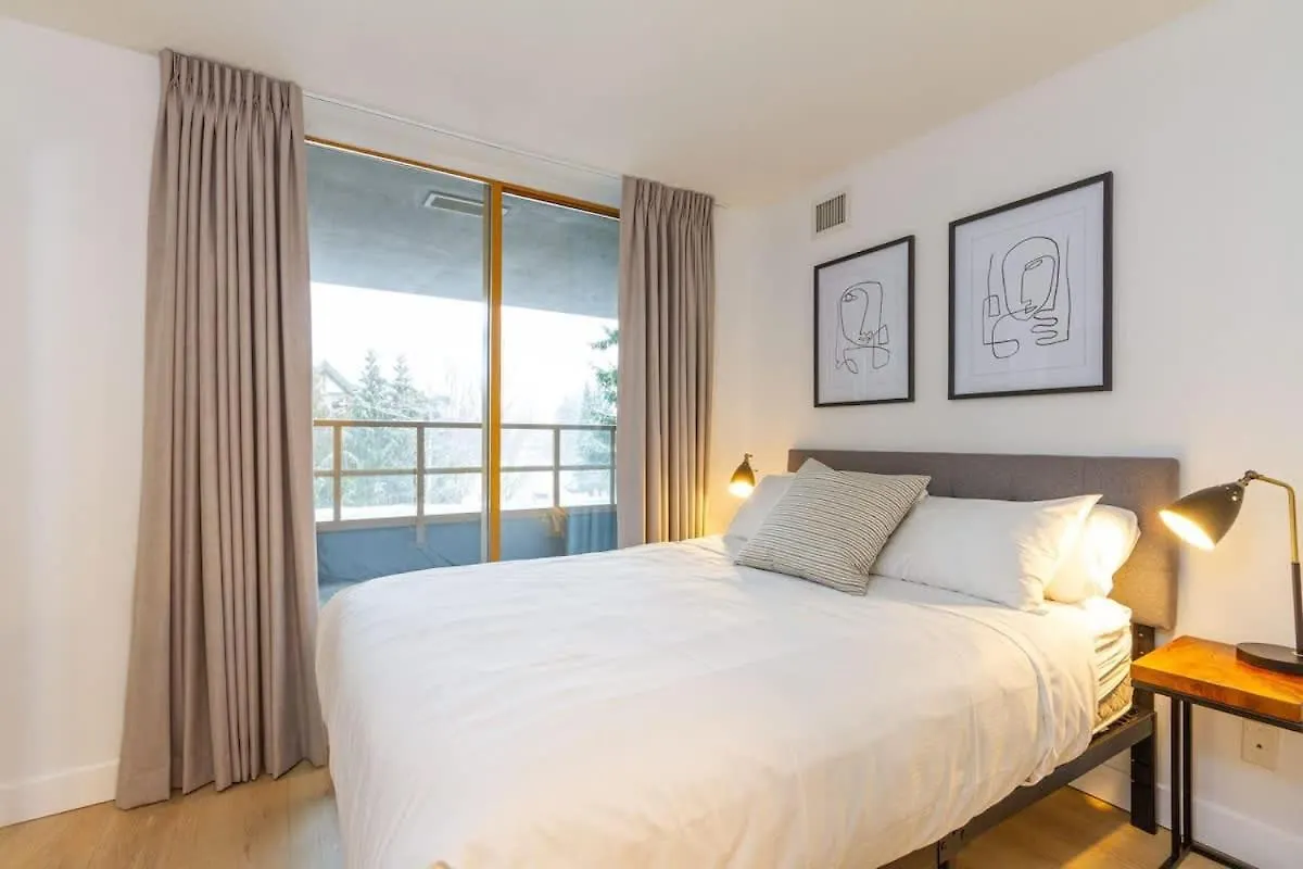 Dom wakacyjny Renovated 2Bed-2Bath In Village With Pool, Hot Tub, And Sauna Whistler