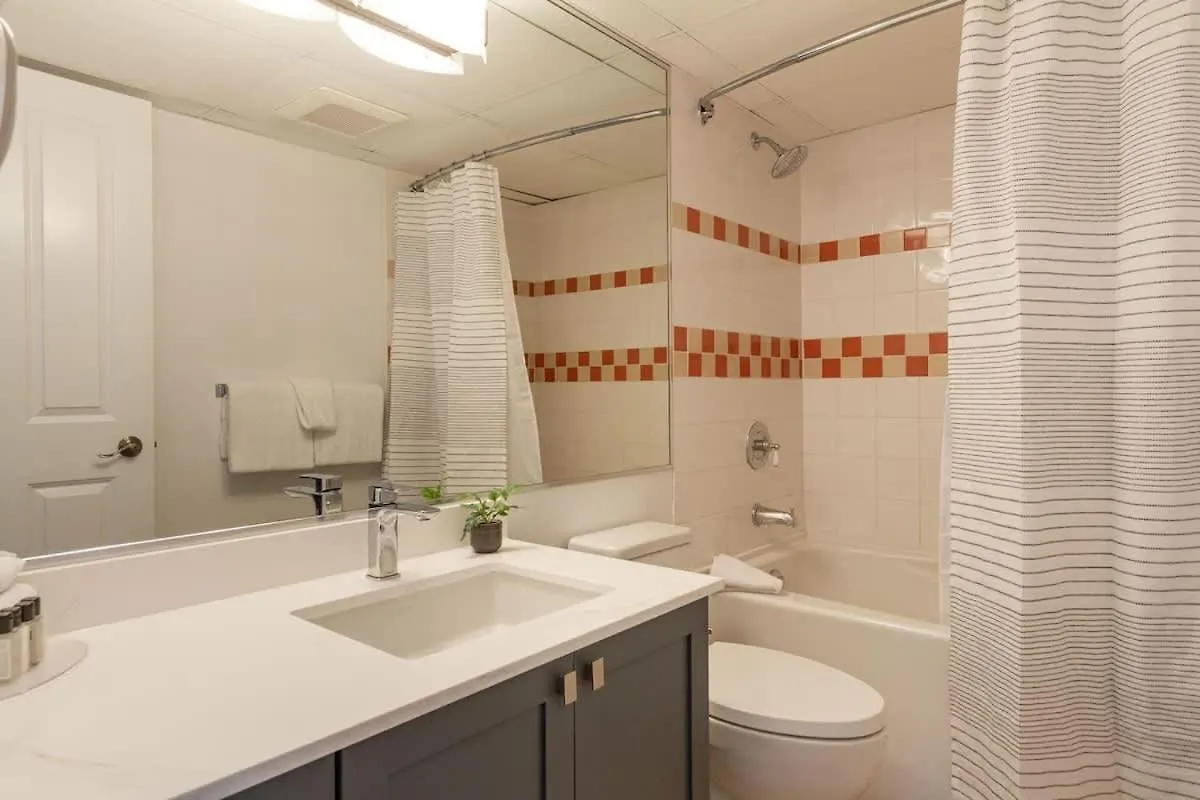 Dom wakacyjny Renovated 2Bed-2Bath In Village With Pool, Hot Tub, And Sauna Whistler