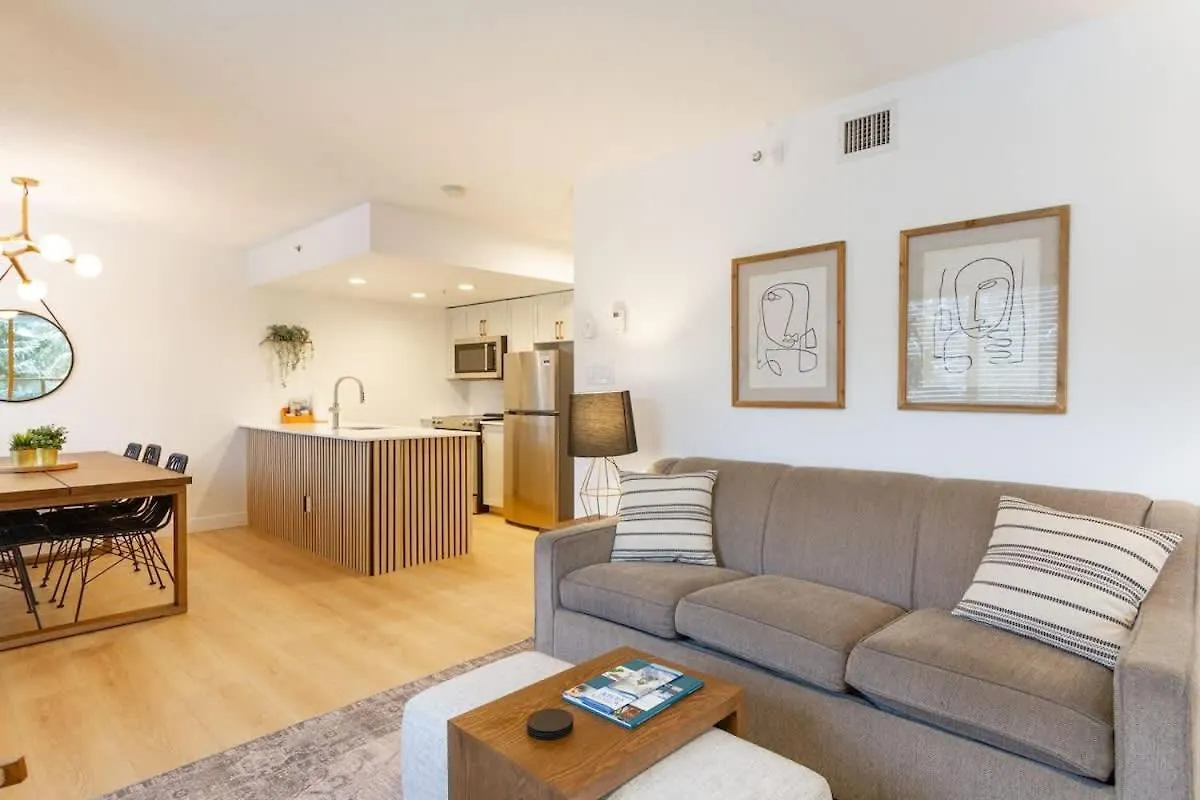 Dom wakacyjny Renovated 2Bed-2Bath In Village With Pool, Hot Tub, And Sauna Whistler Kanada
